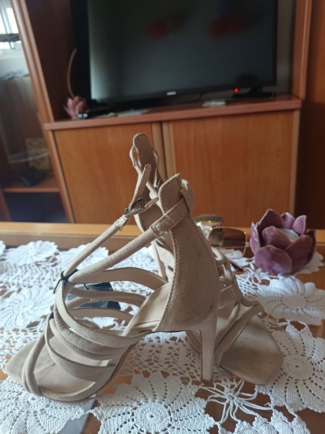 Sandalias Zara beige tacón 37