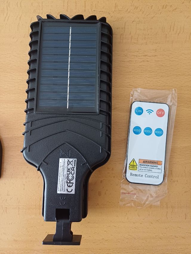 Farola solar LED 3 modos con detector presencia.