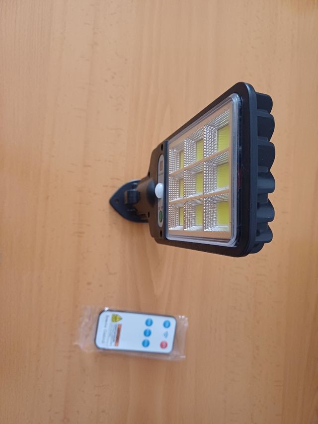 Farola solar LED 3 modos con detector presencia.