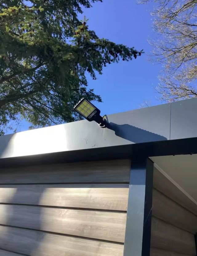 Farola solar LED 3 modos con detector presencia.