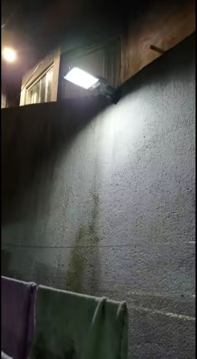 Farola solar LED 3 modos con detector presencia.