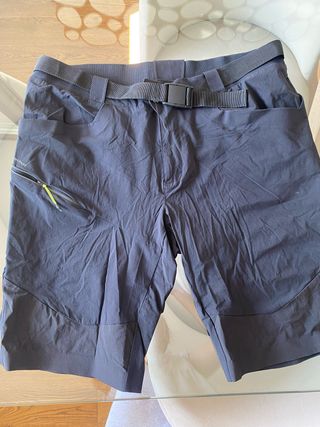 Bermuda escursionismo nero