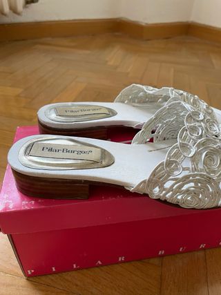 Sandalias Pilar Burgos blancas, talla 37