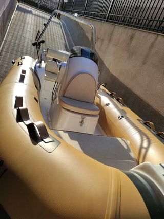 Zodiac semi-rigida con sonda + remolque + accesori