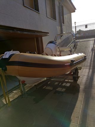 Zodiac semi-rigida con sonda + remolque + accesori