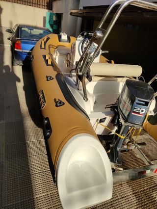 Zodiac semi-rigida con sonda + remolque + accesori