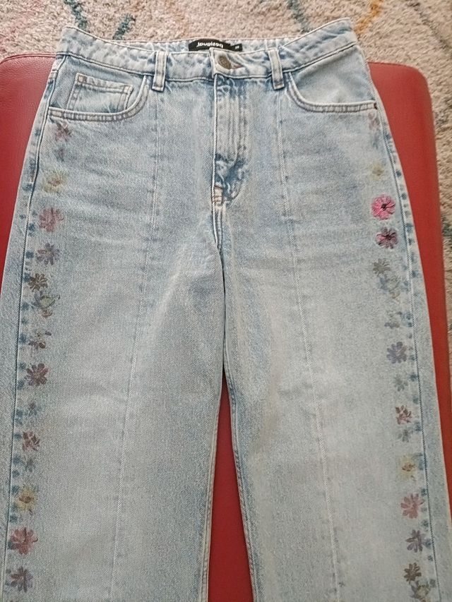Vaqueros Desigual con flores laterales.