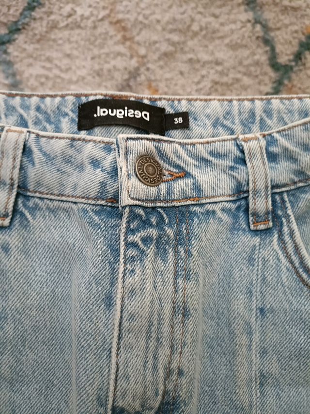 Vaqueros Desigual con flores laterales.