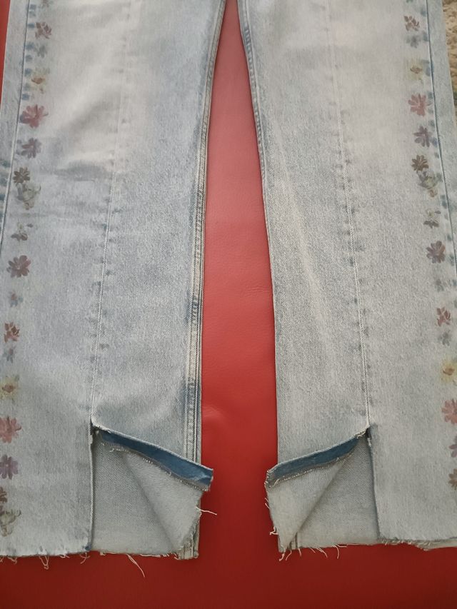 Vaqueros Desigual con flores laterales.