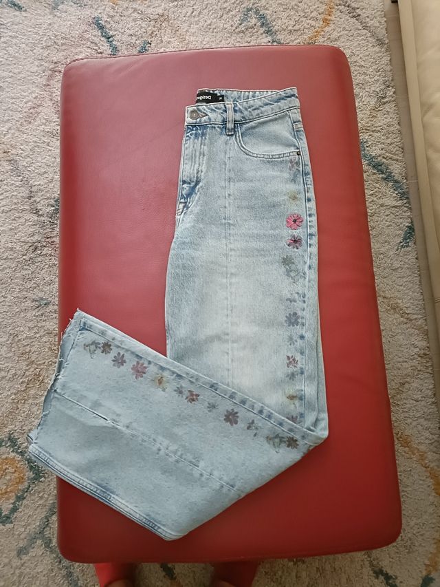 Vaqueros Desigual con flores laterales.