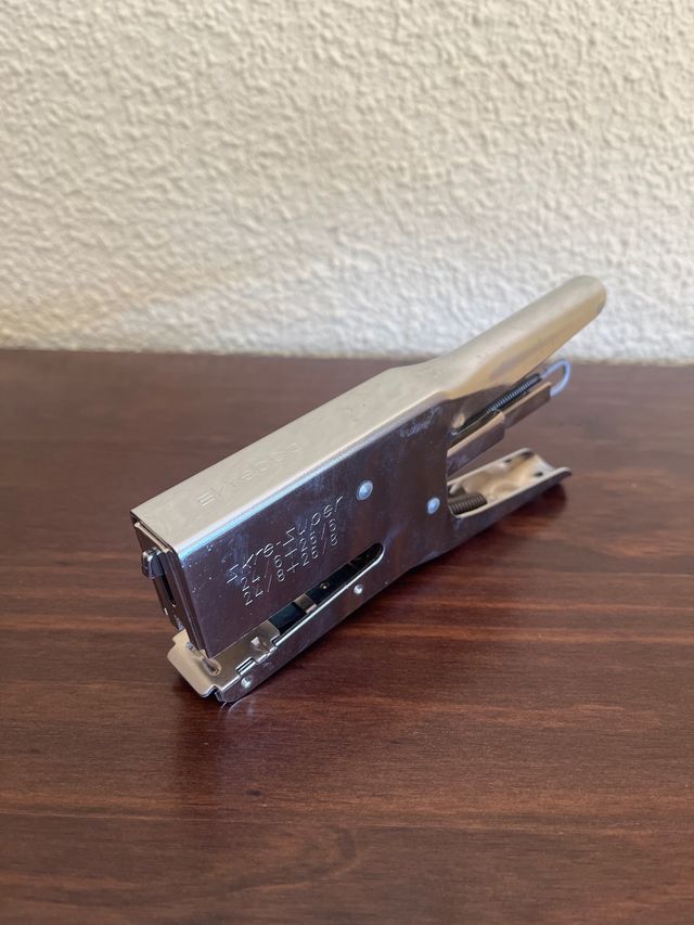 Grapadora antigua de metal