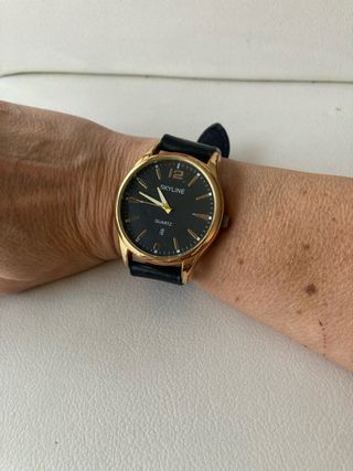 Reloj Skyline clásico dorado