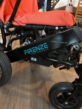 Silla de ruedas eléctrica plegable.