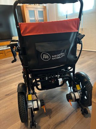 Silla de ruedas eléctrica plegable.