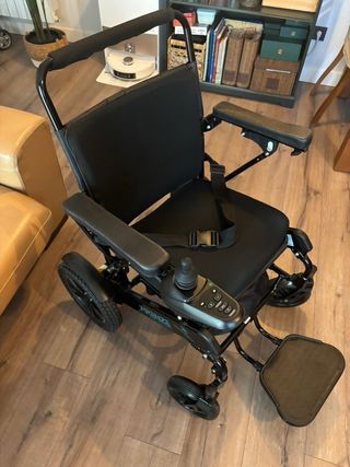 Silla de ruedas eléctrica plegable.