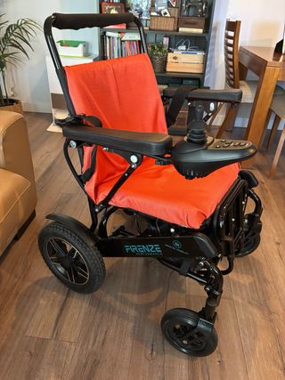 Silla de ruedas eléctrica plegable.