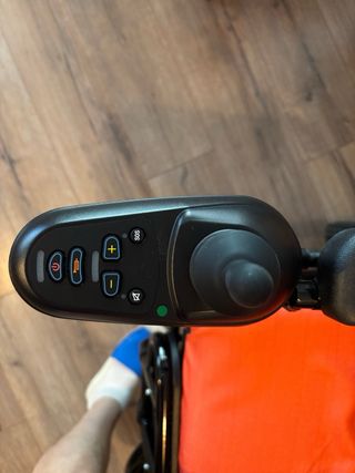 Silla de ruedas eléctrica plegable.