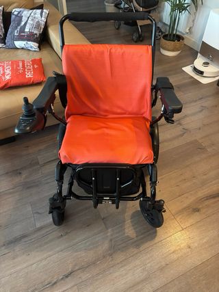Silla de ruedas eléctrica plegable.
