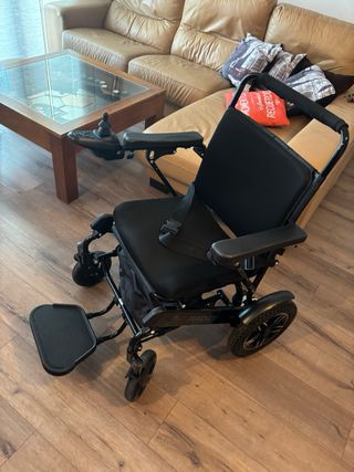 Silla de ruedas eléctrica plegable.