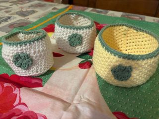 3 cestini all'uncinetto color crema e giallo