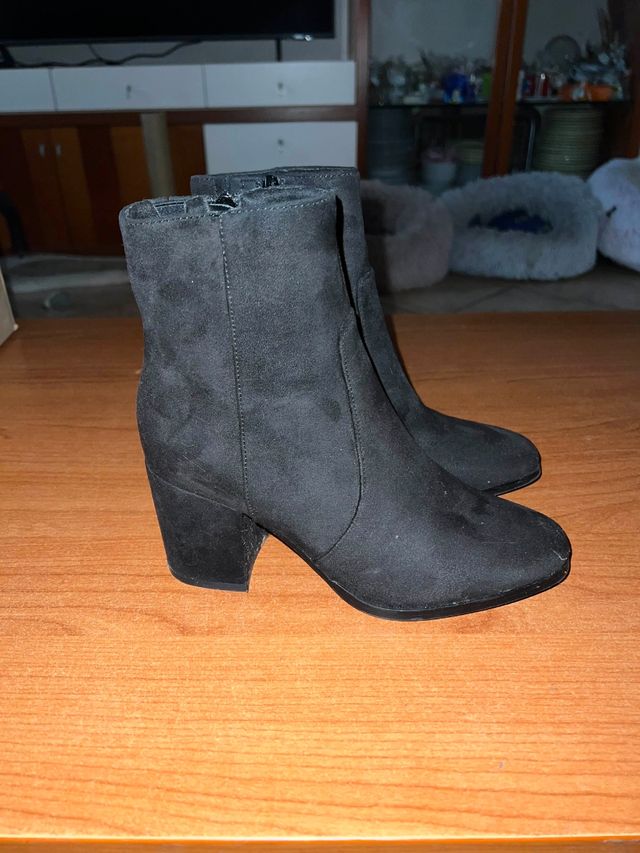 Stivaletti neri in suede