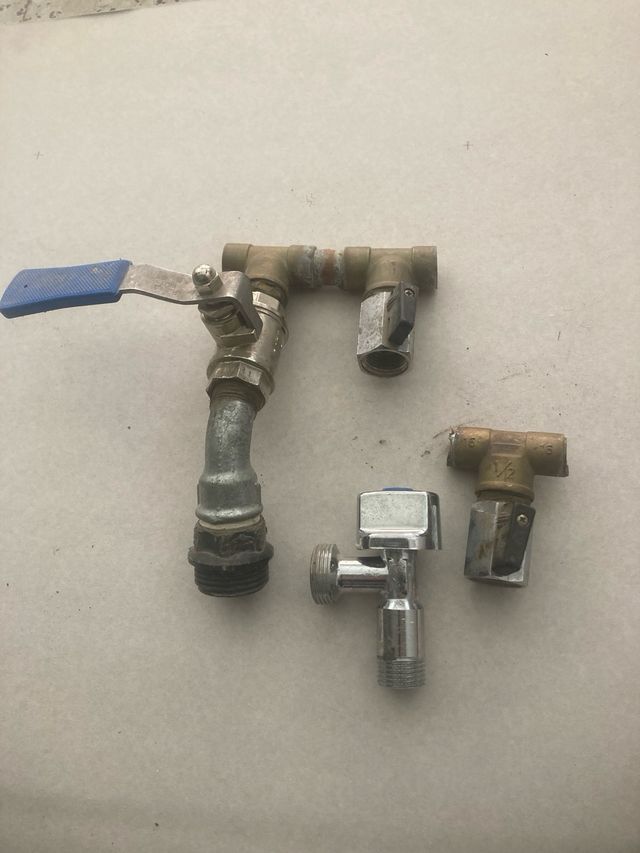 Válvulas de Agua 1/2" y rejillas