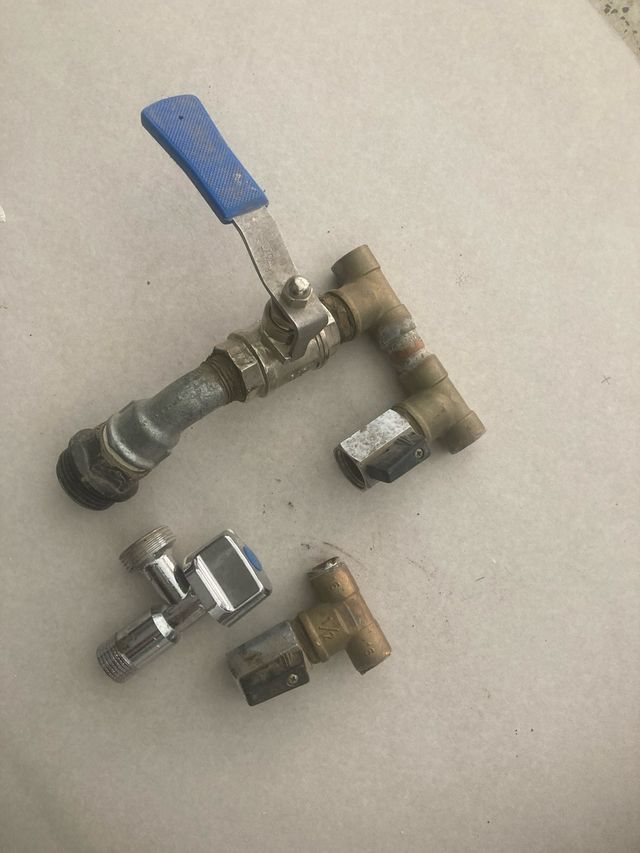 Válvulas de Agua 1/2" y rejillas