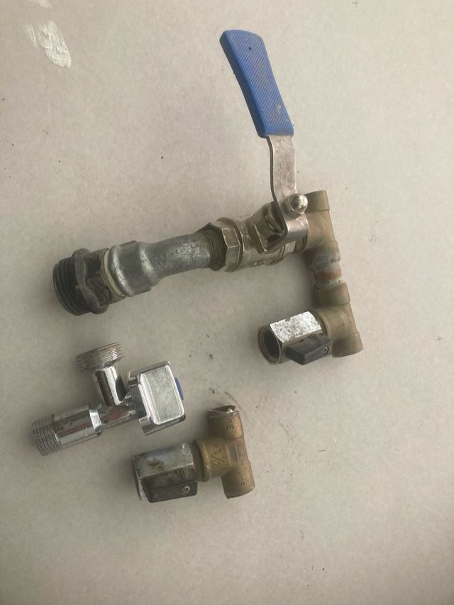 Válvulas de Agua 1/2" y rejillas