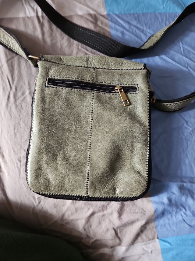 Bolso bandolera verde militar, poco uso.