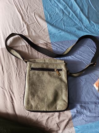 Bolso bandolera verde militar, poco uso.