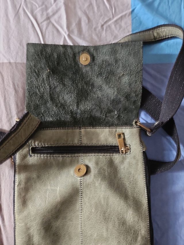 Bolso bandolera verde militar, poco uso.
