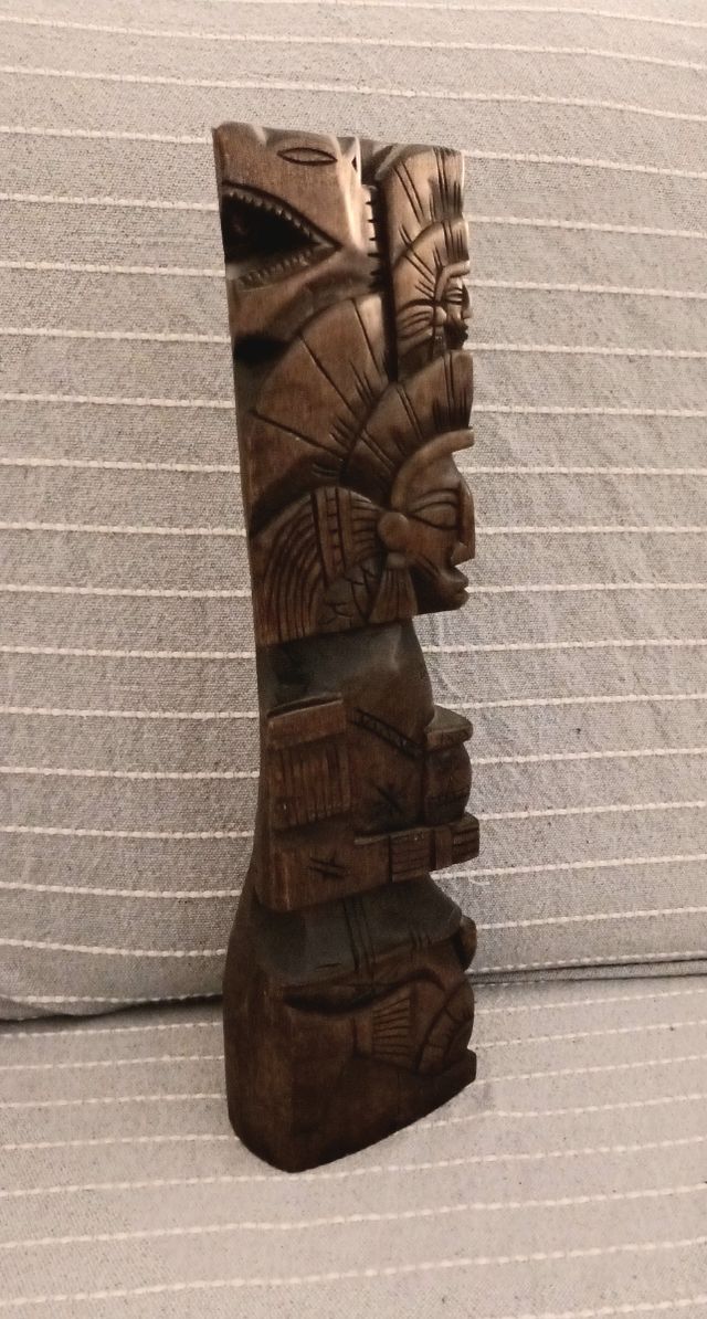 Escultura triangular talla madera cultura mexicana