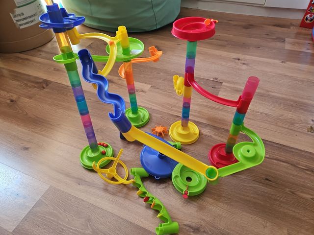 Pista de canicas multicolor