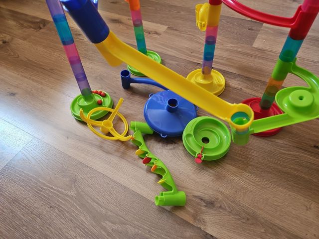 Pista de canicas multicolor