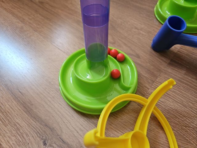 Pista de canicas multicolor