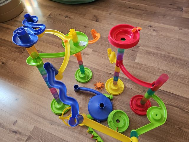 Pista de canicas multicolor