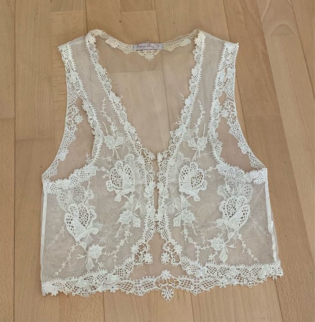 Chaleco boho beige de encaje