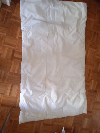 Edredón cuna grande blanco.
