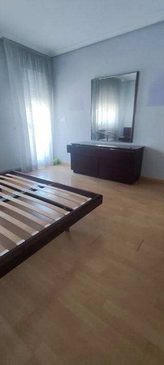 Dormitorio matrimonio con mesitas espejo tocador 