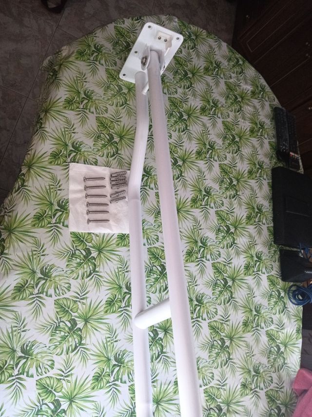 Barra abatible blanca para baño