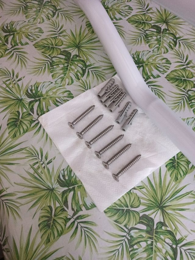 Barra abatible blanca para baño