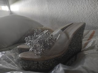 Sandalias cuña plata brillantes