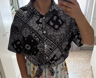 Camisa unisex negra y blanca