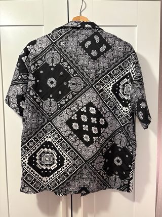 Camisa unisex negra y blanca