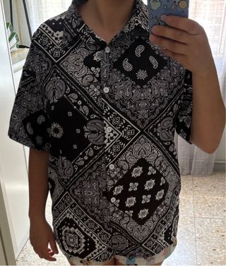Camisa unisex negra y blanca