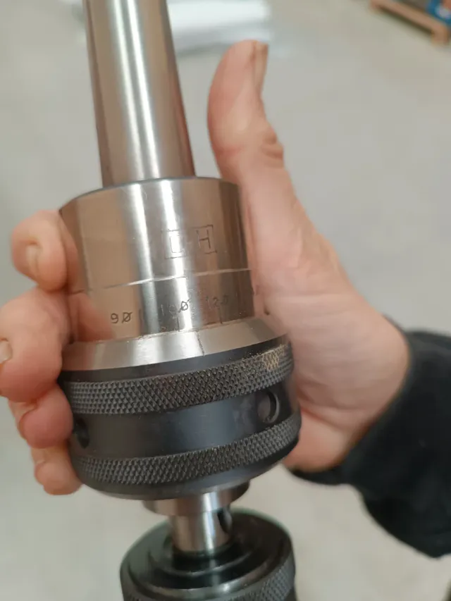 Porta para roscar en taladro columna