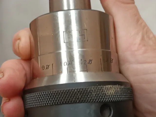 Porta para roscar en taladro columna