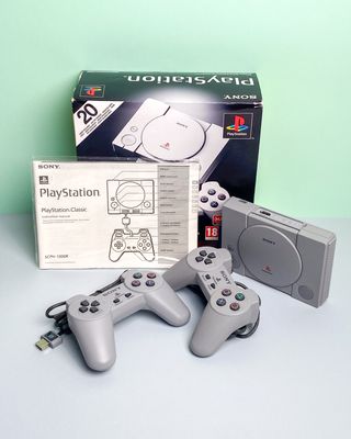 PlayStation Classic Mini + 2 Controller