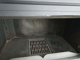 Chimenea-horno de metal, usada una vez,
Con tubos 