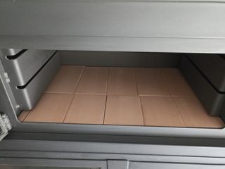 Chimenea-horno de metal, usada una vez,
Con tubos 